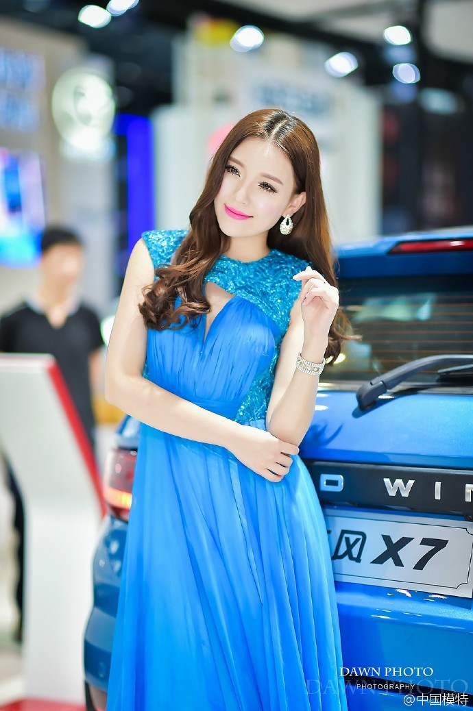 美女车模一袭蓝色长裙笑容甜美