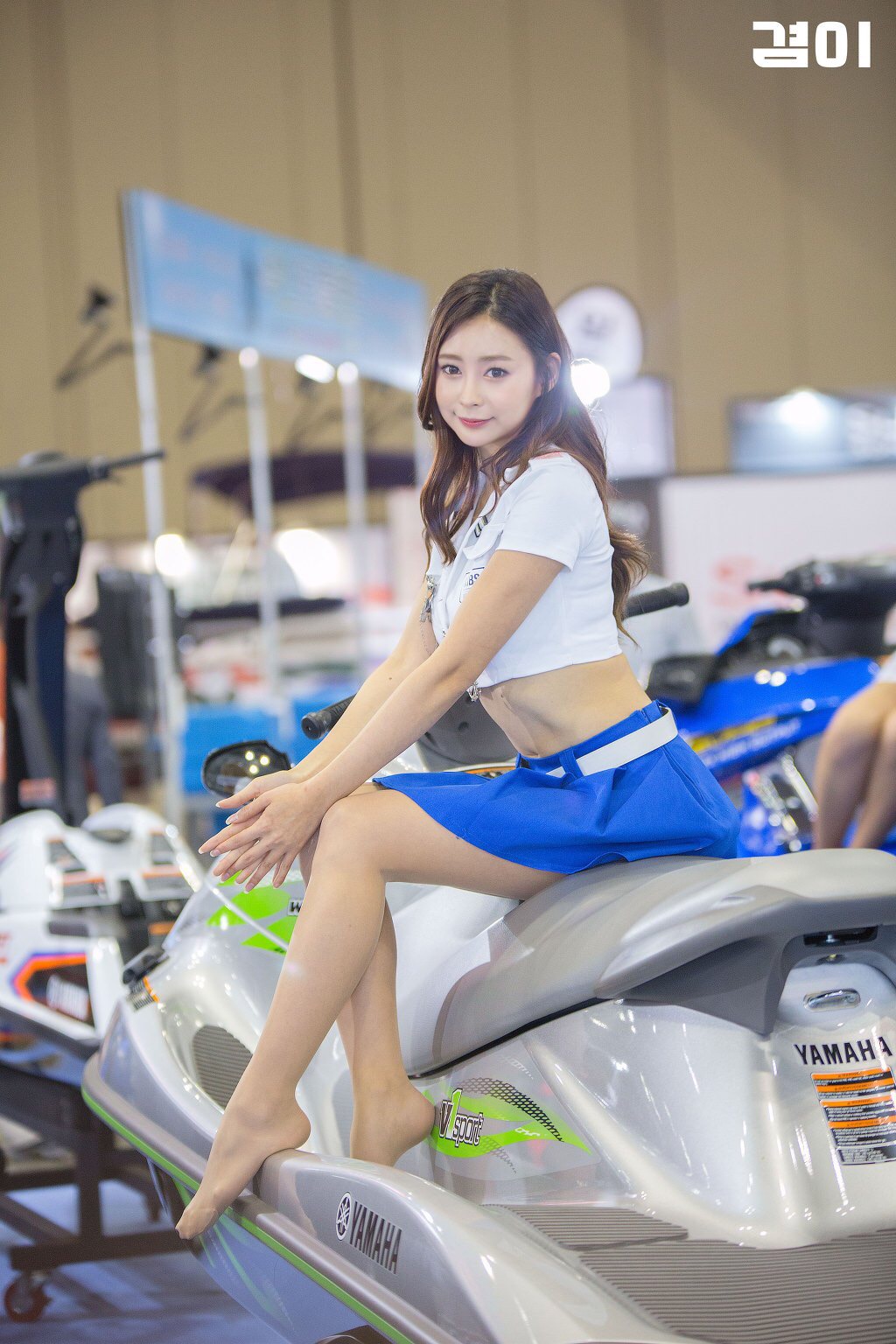 韩国美女车模迷你裙写真  第5张