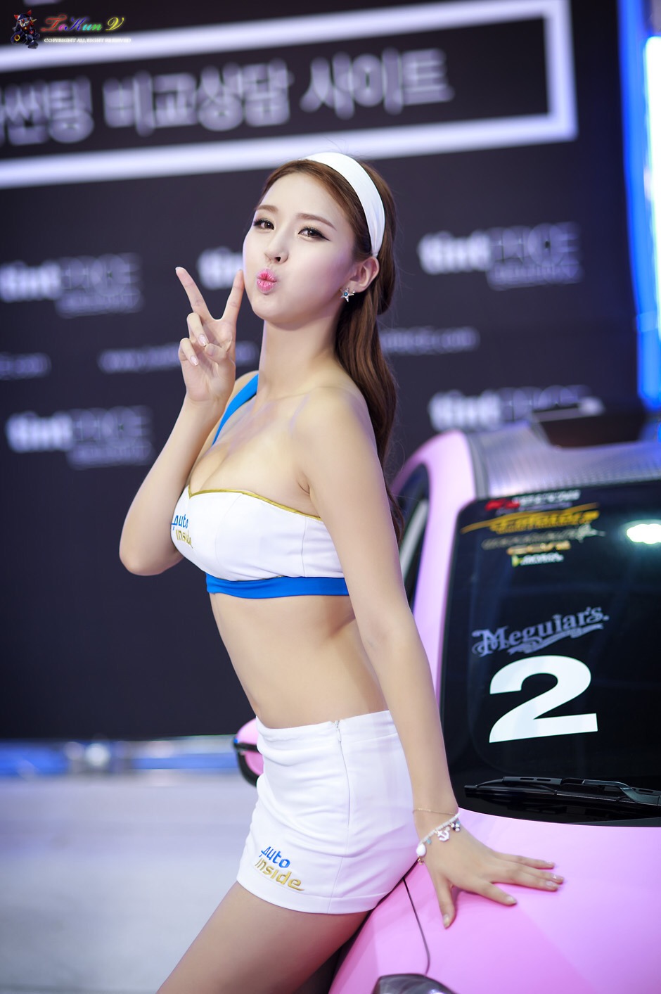 韩国抹胸超短美女车模  第6张