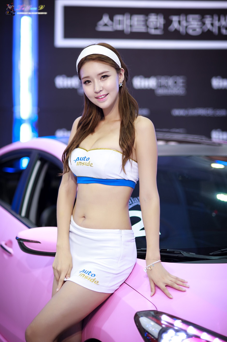 韩国抹胸超短美女车模  第8张