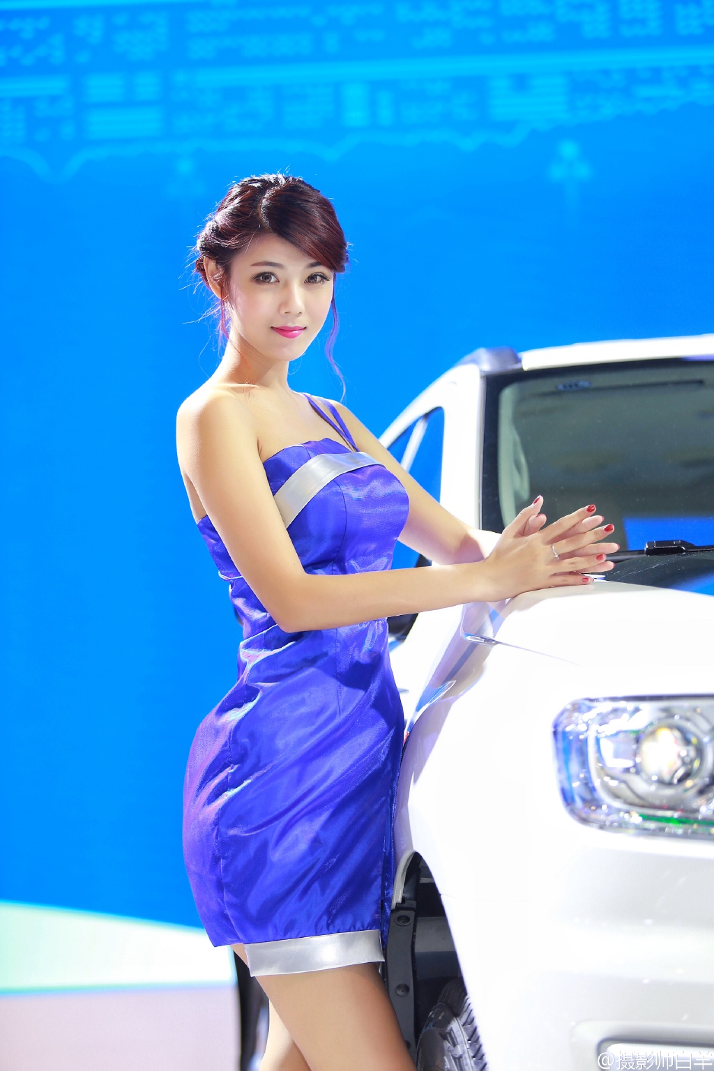 酷似刘涛的蓝裙抹胸美女车模