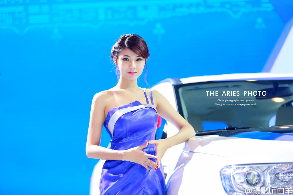 酷似刘涛的蓝裙抹胸美女车模  第2张