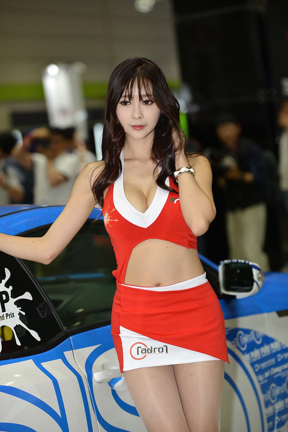 酷似柳岩的韩国大胸美女车模  第1张