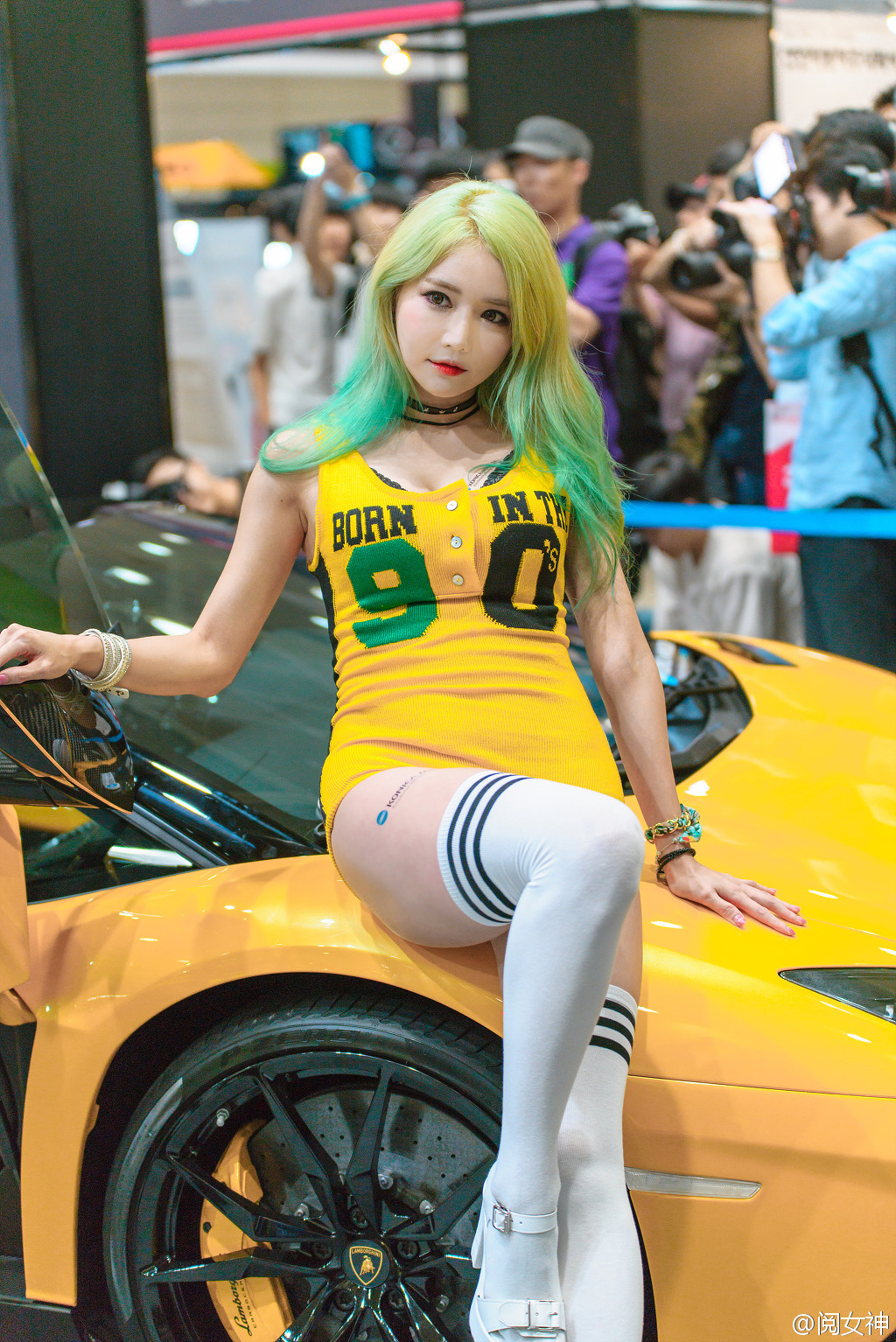 非主流颜色发型韩国美女车模  第7张