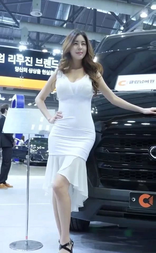韩国车模：一席长裙，一抹淡转，气质宛如公主  第7张