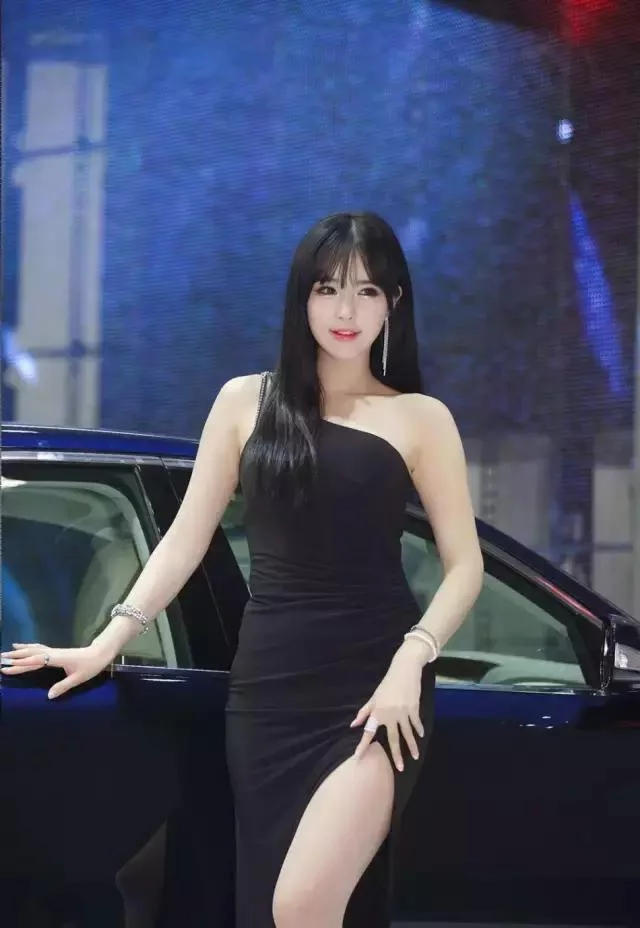 相貌甜美身材凹凸有致的性感韩国车模  第2张