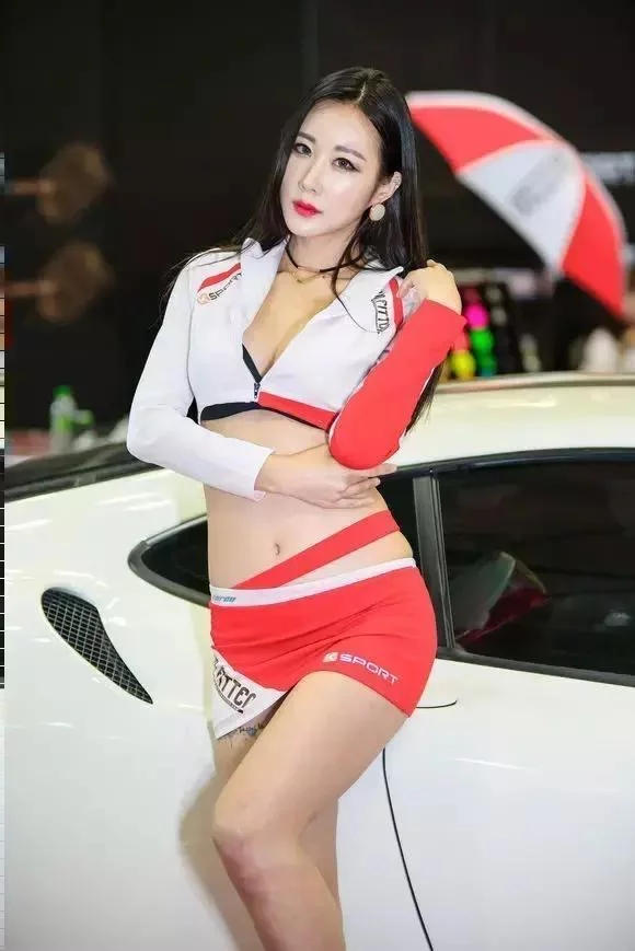 相貌甜美身材凹凸有致的性感韩国车模  第9张