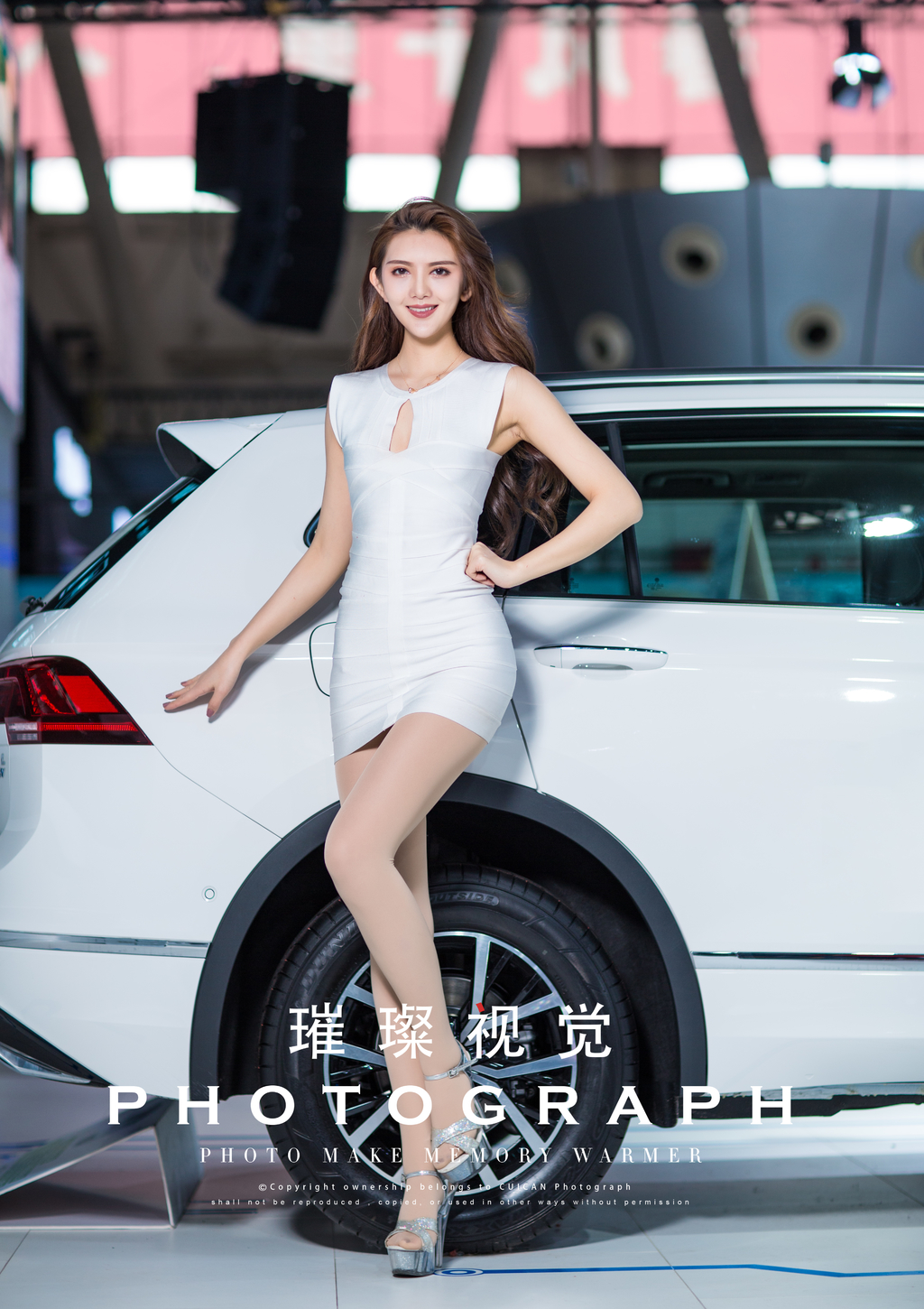 哈尔滨美女车模s型身材前凸后翘迷人笑容车展写真