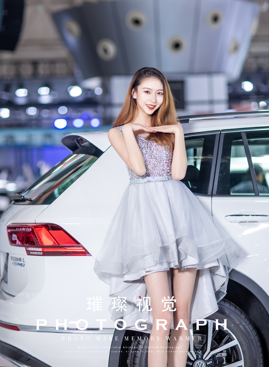 哈尔滨美女车模s型身材前凸后翘迷人笑容车展写真  第3张