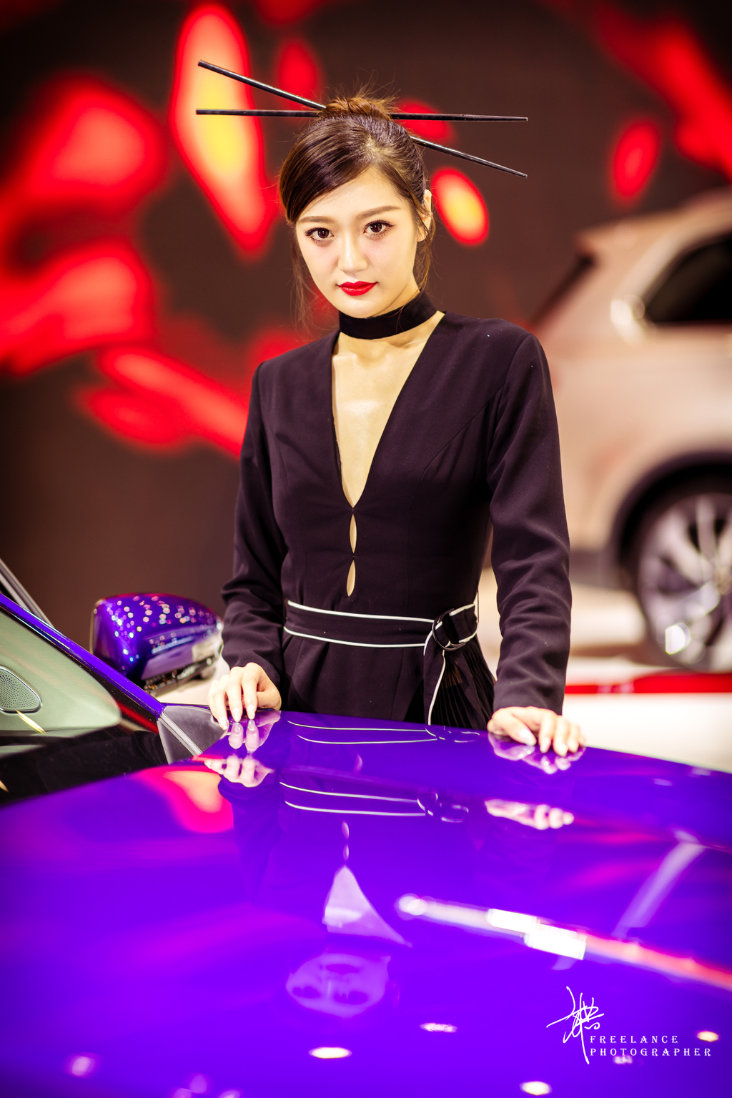 中国美女车模性感红唇深v长裙迷人乳沟车展写真  第2张