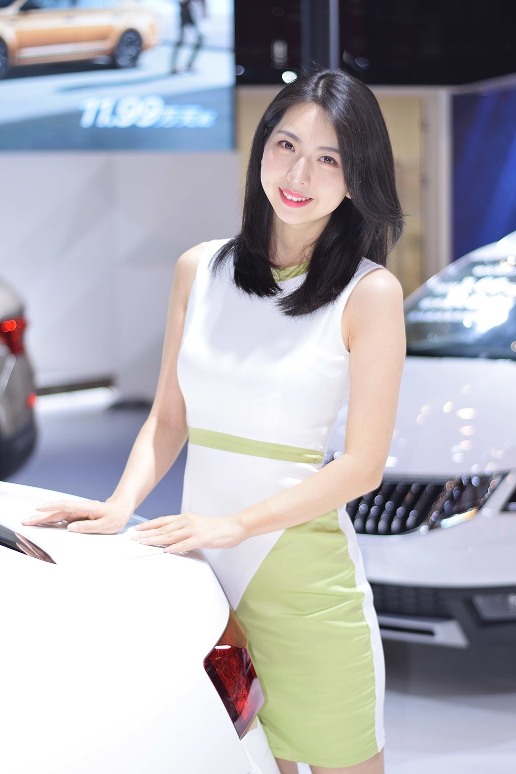 韩国美女车模迷人笑容完美身材中原国际车展写真  第5张