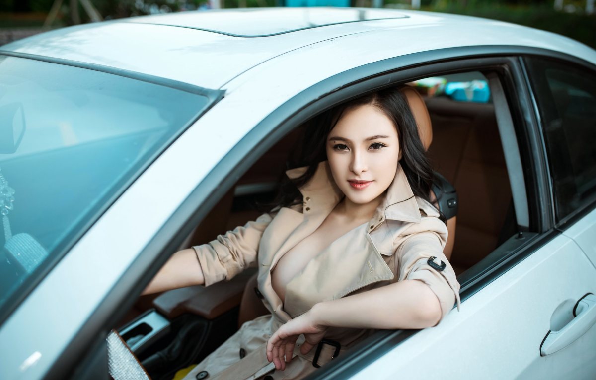 中国第一美女车模厉雯娜傲人事业线写真  第1张