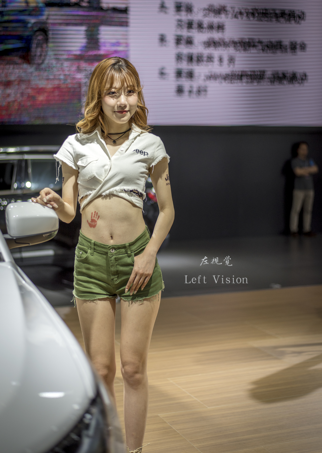 性感美女车模露脐装超短裤细腰长腿深港澳车展写真  第2张