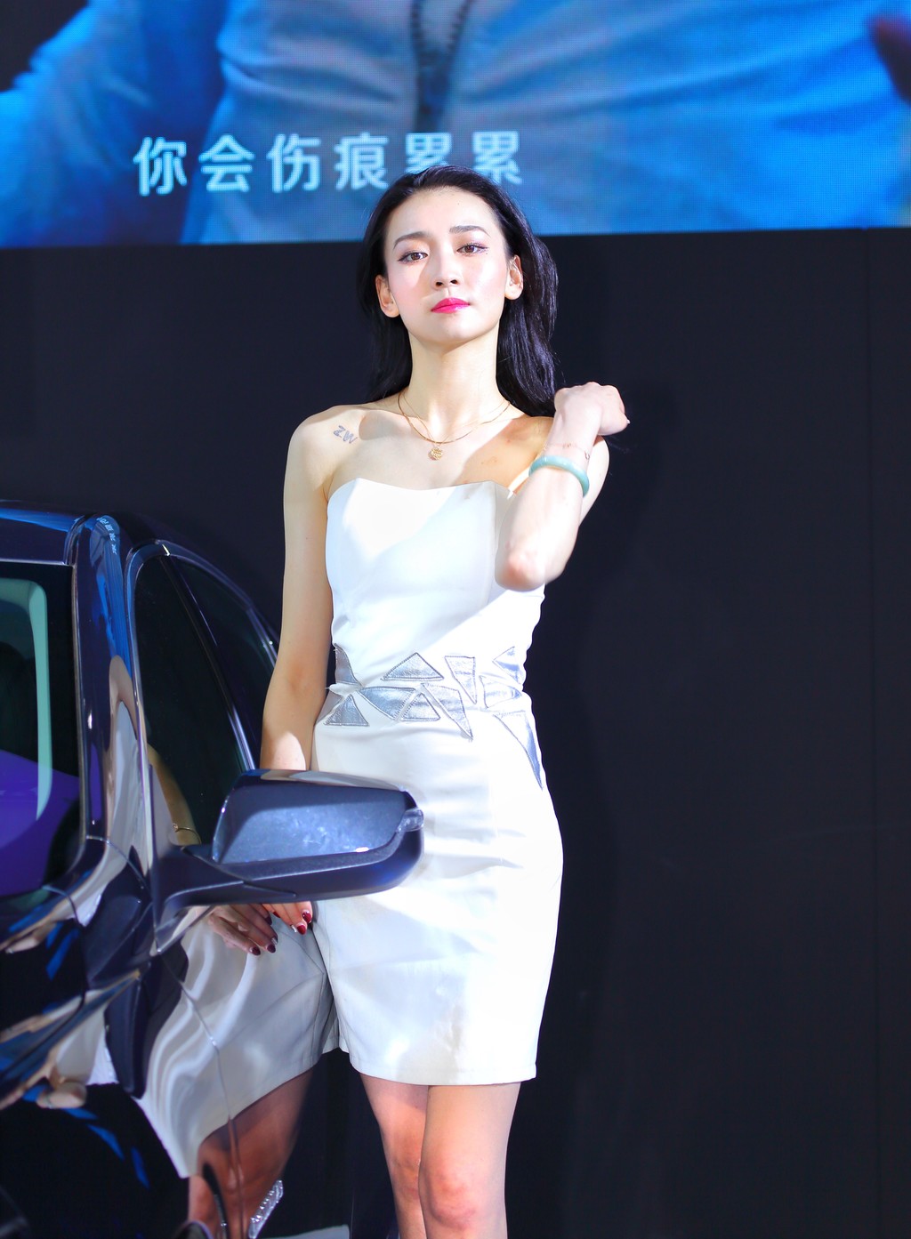 性感美女车模肤白貌美魔鬼身材西安国际车展写真  第5张