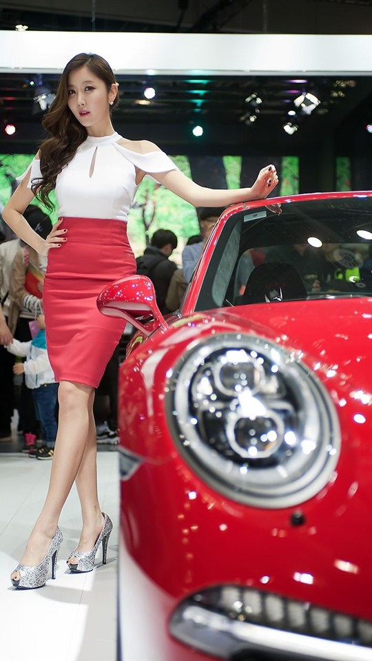 身材前凸后翘的韩国车模贴身包臀裙翘臀一览无余美女私拍  第4张
