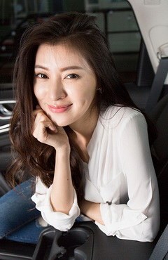 身材性感的漂亮美女可爱梨涡迷人车模高清美女写真集  第17张