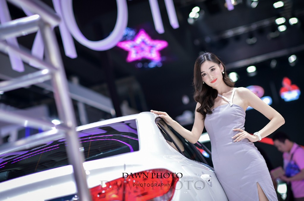 2015广州国际车展上的超短车模  第8张