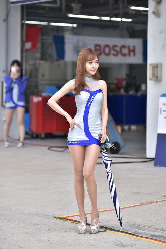 韩国娇小身材美女车模超短写真  第8张