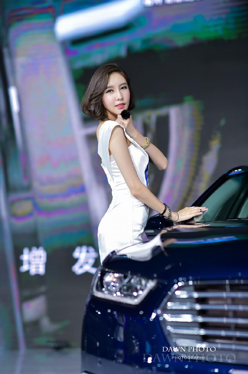 典型的韩国脸高挑美女车模  第3张