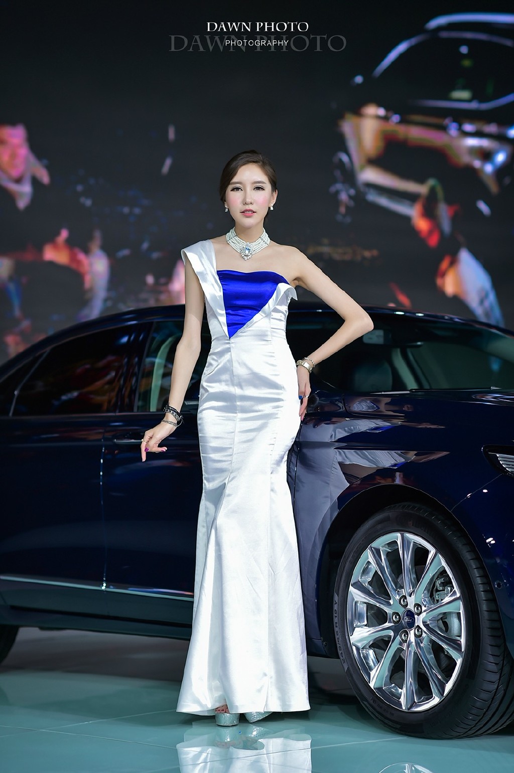典型的韩国脸高挑美女车模  第8张