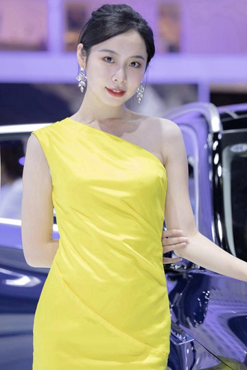 美女车模性感香肩火辣美腿套图