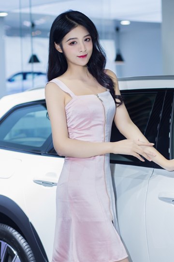 美女车模吊带短裙香肩美腿私拍