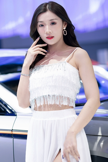 性感火辣美女车模细腰美腿套图