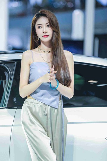高挑有型美女车模吊带香肩套图