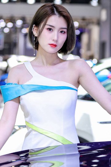 红唇雪肤美女车模香肩锁骨私拍