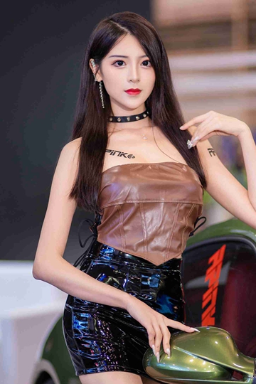 美女车模性感香肩火辣美腿私拍
