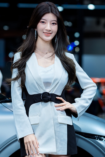 青春靓丽美女车模高跟美腿私拍