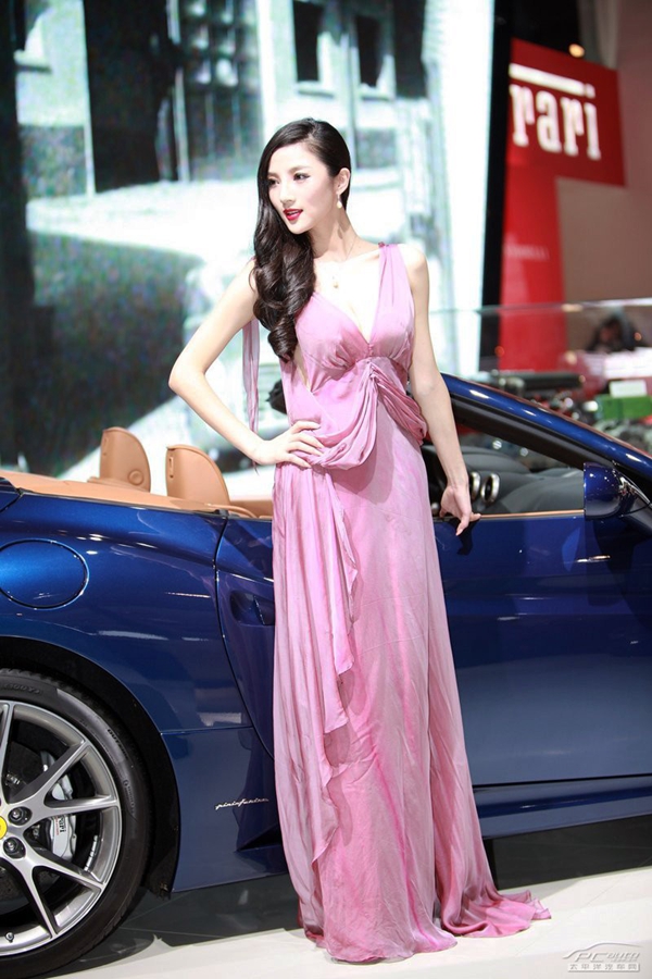 丰姿绰约法拉利车模性感