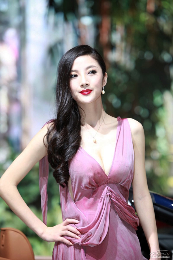 丰姿绰约法拉利车模性感  第5张