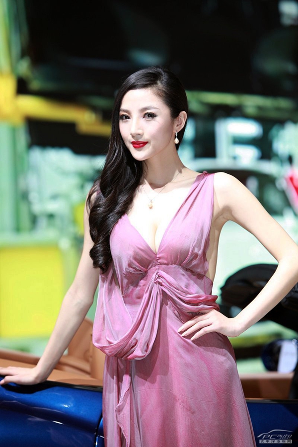 丰姿绰约法拉利车模性感  第8张