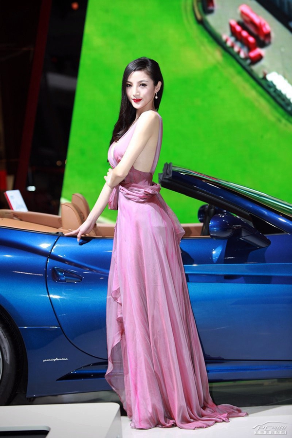 丰姿绰约法拉利车模性感  第9张