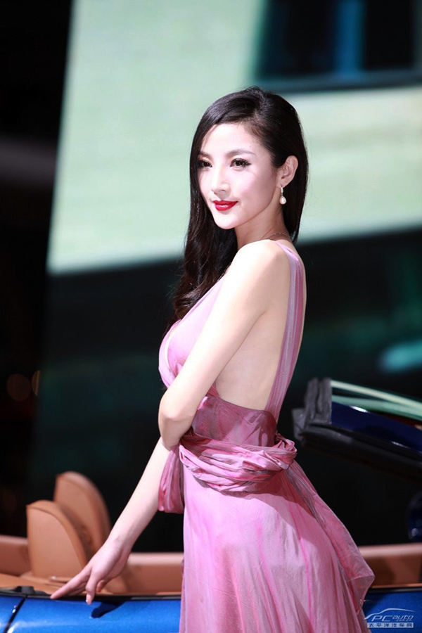 丰姿绰约法拉利车模性感  第10张