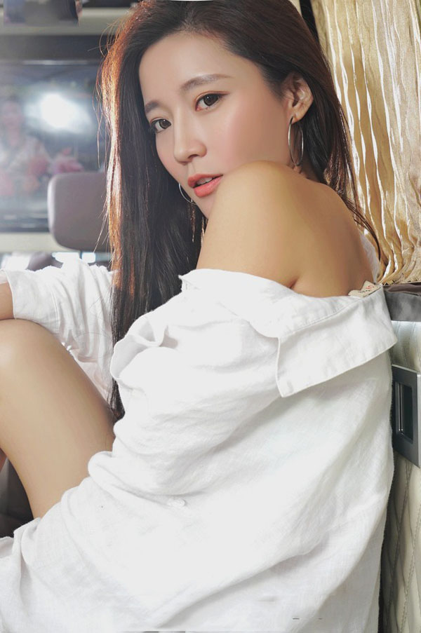 林瑾希房车帅气写真图片  第3张