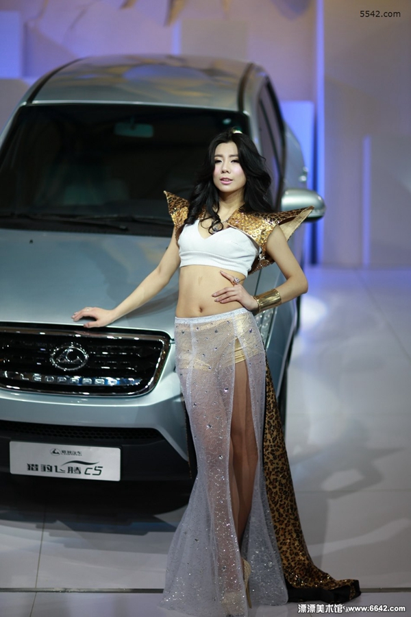 模特长裙豹纹披风吸睛  第3张