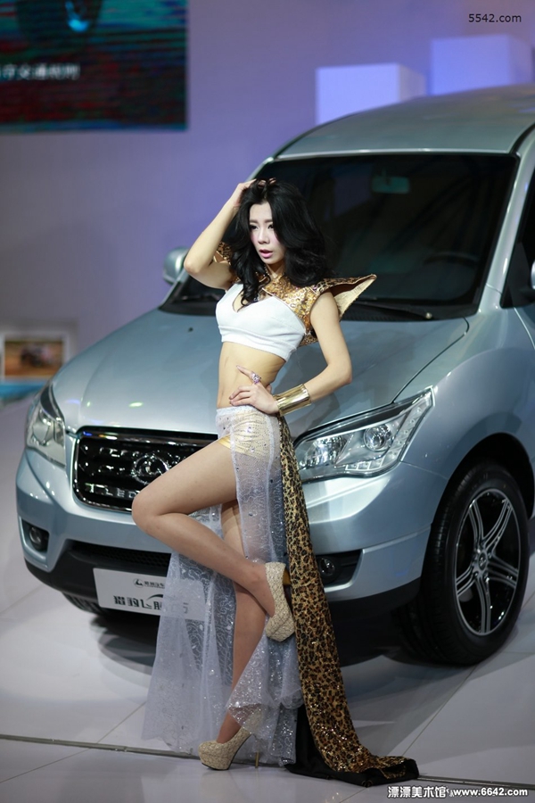 模特长裙豹纹披风吸睛  第4张