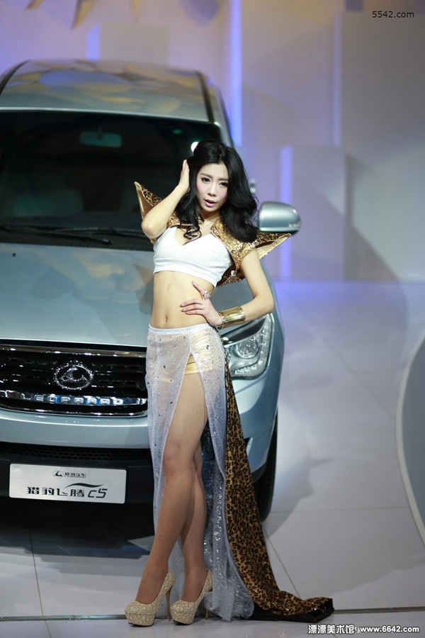 模特长裙豹纹披风吸睛  第6张