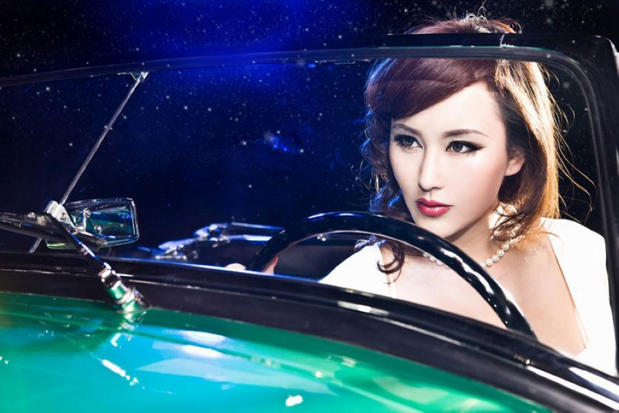 性感车模高贵复古  第2张