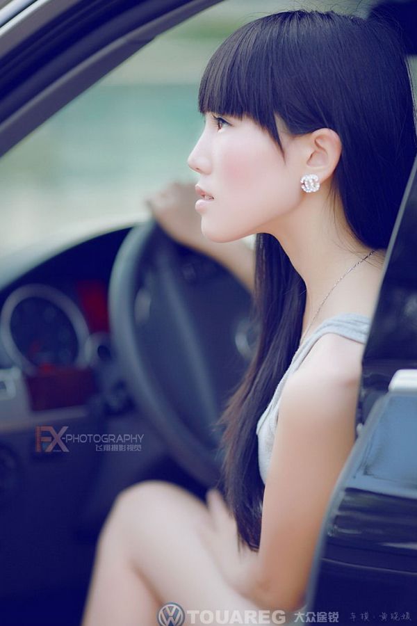 青涩女孩最正清纯车模  第2张
