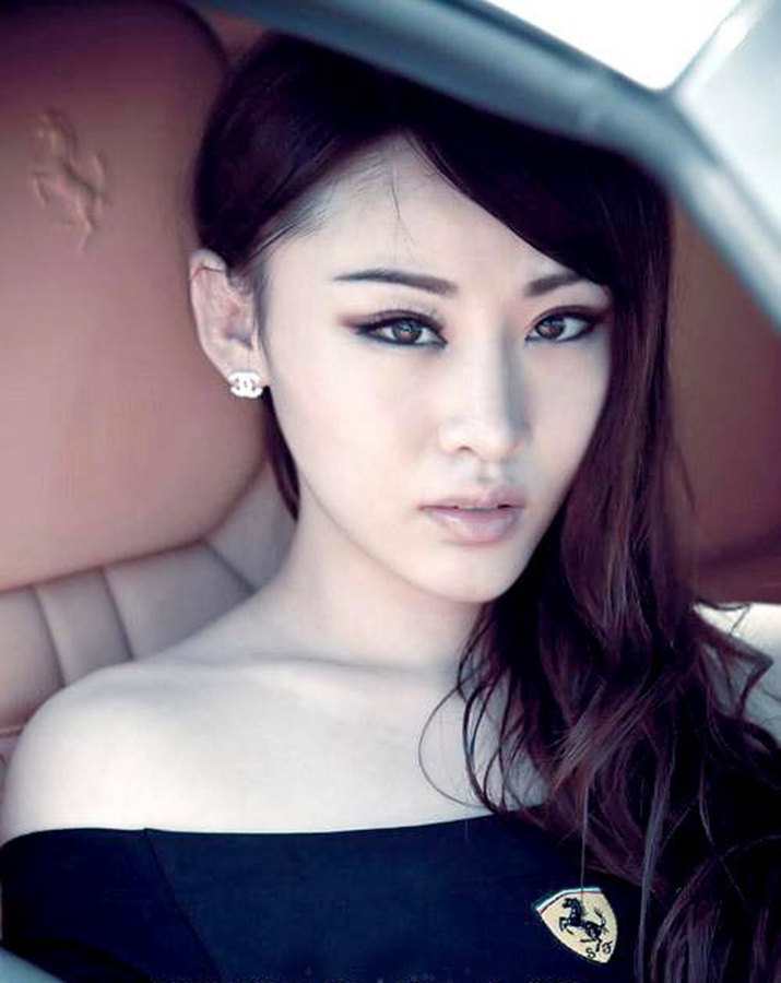 性感汽车宝贝月月写真  第3张