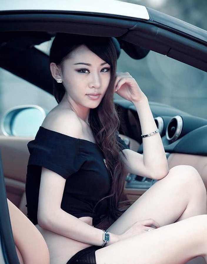 性感汽车宝贝月月写真  第6张