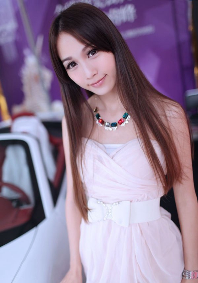 白皙美丽车模笑容甜美迷人