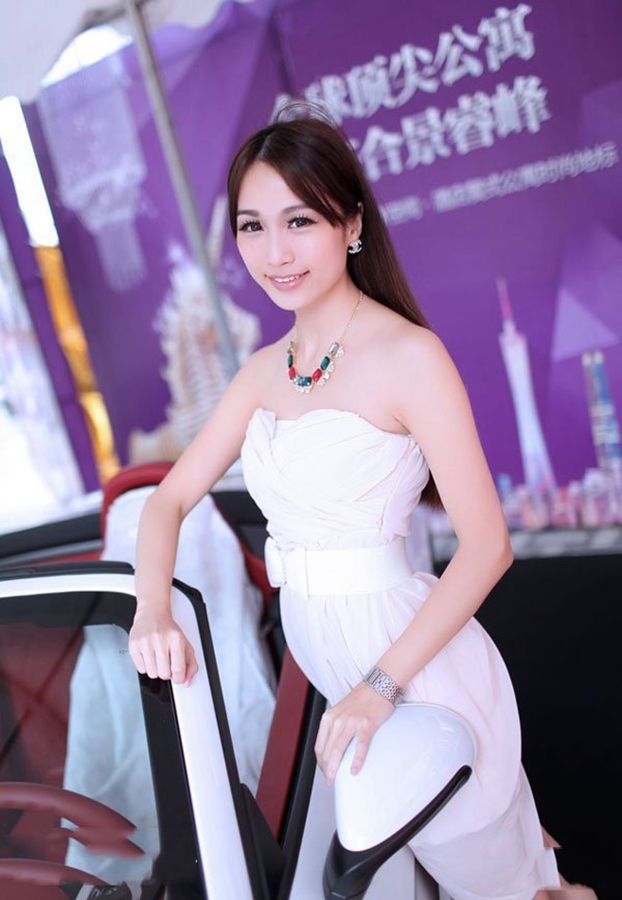 白皙美丽车模笑容甜美迷人  第2张