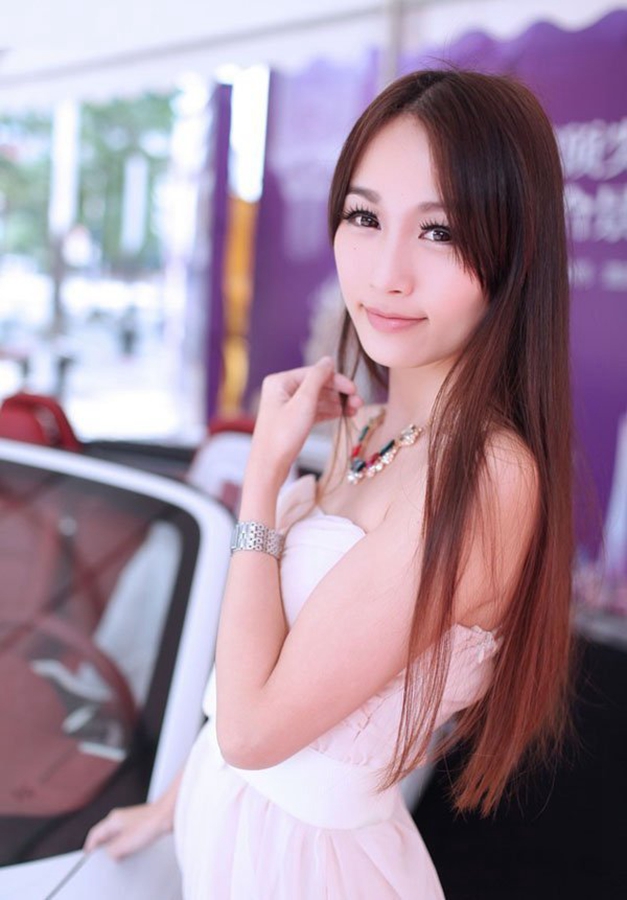 白皙美丽车模笑容甜美迷人  第4张