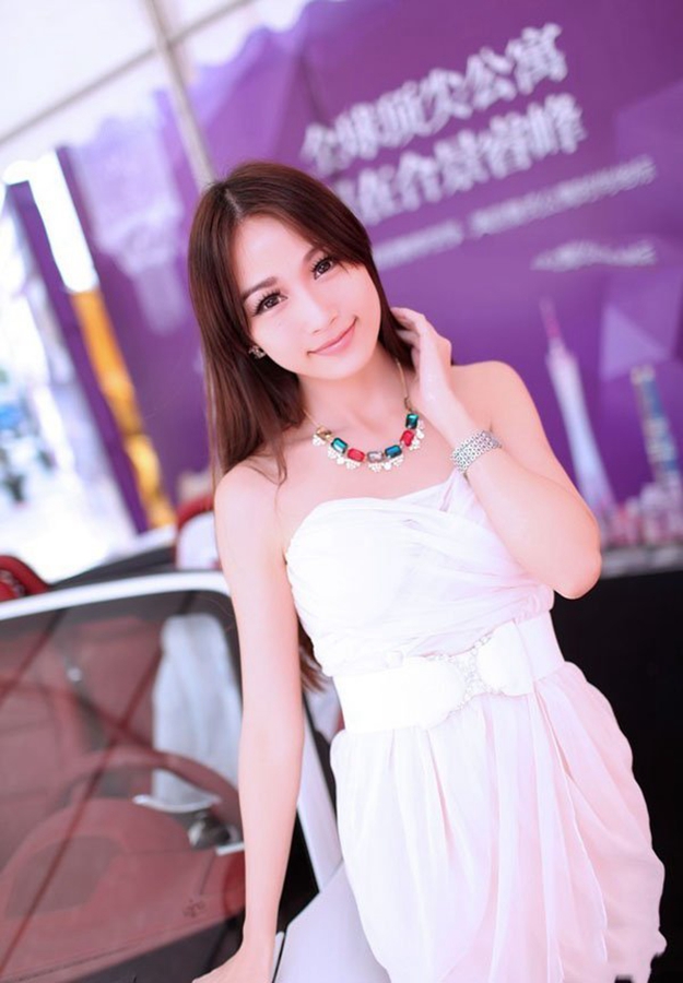 白皙美丽车模笑容甜美迷人  第5张