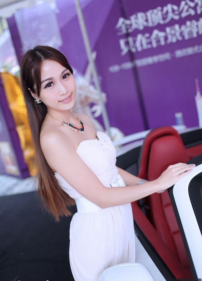 白皙美丽车模笑容甜美迷人  第7张