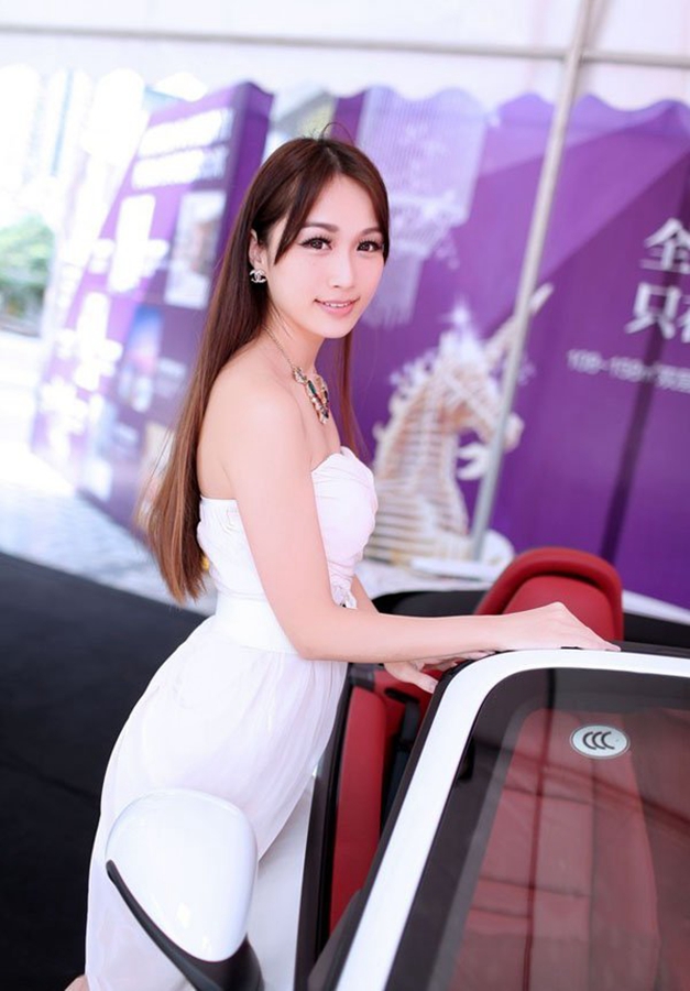 白皙美丽车模笑容甜美迷人  第8张